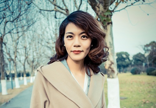 复旦名师陈果又双叒叕火了!《新闻联播》都帮她宣传新书!