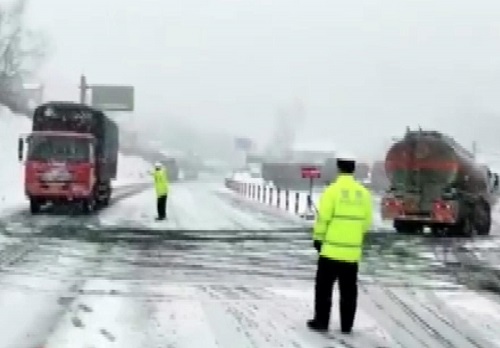 雪下得那么认真，我被兰州“雪警”的样子暖到了！