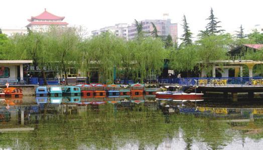古香古色的亭台楼阁、古朴绵长的中式长廊、潇洒隽永的书法匾牌、环绕全园的健身步道这样一座充满历史文化气息而又兼具休闲健身功能的公园,将向人们展现它的风采。据了解,正在改造提升中的西固公园拟更名为金城公园,目前已初露雏形,预计国庆节节前免费向市民开放。据悉,它将成为兰州首个历史人文主题公园。 据介绍,西固公园是兰州市十大公园之一,始建于上世纪80年代初,历经近30年运营。前两次改造是因修路,将大门进行了重建。公园内基础设施陈旧,景观效果不佳。作为西固区唯一的综合性公园,建设初期缺乏必要的文化内涵,随着